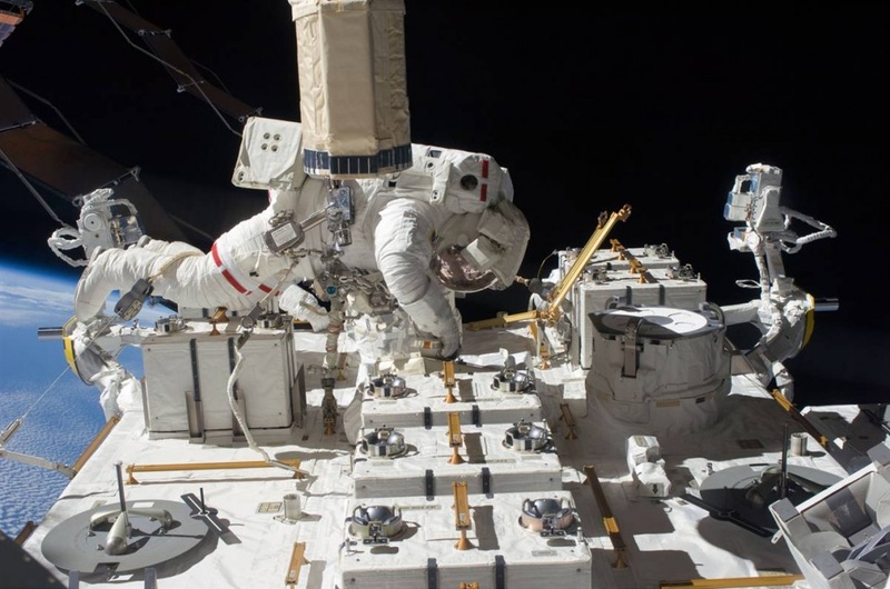 Астронавт шаттла «Endeavour» Том Маршберн работает на платформе международной космической станции во время полета в космос 27 июля. Команда корабля «Endeavour» устанавливает последний фрагмент японской орбитальной лаборатории во время своей 16-дневной миссии. 13 астронавтов и космонавтов собрались в комплексе станции, установив рекорд самого большого скопления людей в космосе. (NASA)