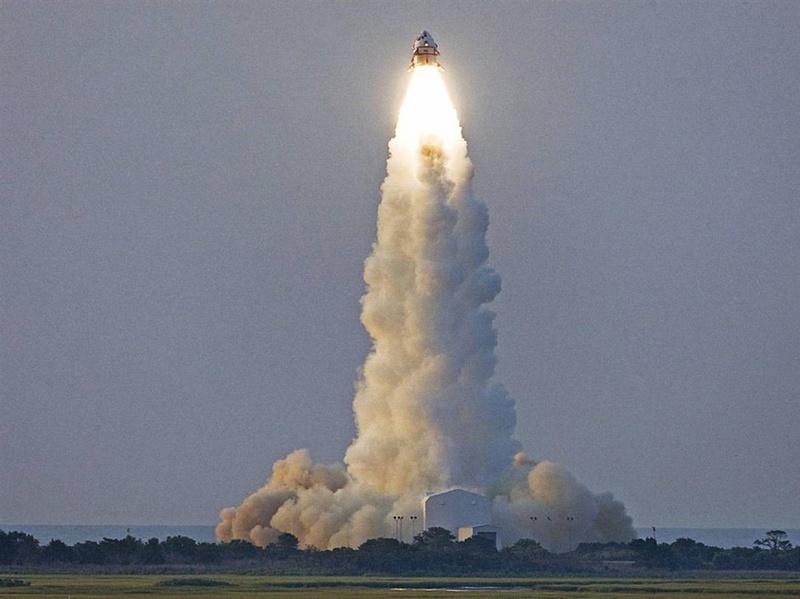 Модуль NASA Max Launch Abort System (MLAS) поднимается на колонне пламени и облаков 8 июля во время пробного запуска в космическом агентстве Wallops Flight Facility в Вирджинии. MLAS представляет собой альтернативный модуль, находящийся в стадии изучения, так как NASA продумывает все пути защиты будущих астронавтов в экстренных ситуациях при запуске. (NASA)