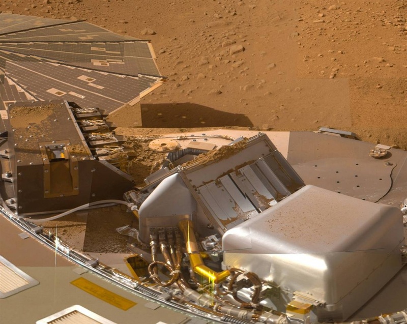 Как выглядит марсианская грязь: На этой мозаике снимков с оптической системы Surface Stereo Imager, установленной на модуле Phoenix, показана часть палубы космического корабля после того, как он доставил образцы марсианской почвы. Разные составляющие этого снимка (выполненного в приблизительно настоящем цвете) были сделаны в разные дни во время пятимесячной миссии модуля Phoenix в Марсианской Арктике. Снимок был отредактирован 2 июля. (NASA/JPL-Caltech/Univ. of Arizona)