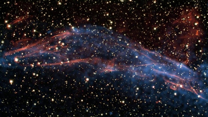 Космические лучи из галактики Млечного Пути эффективно ускоряются вслед за взорвавшейся звездой, как показано на этом снимке 25 июня, сделанном с помощью большого телескопа Южноевропейской обсерватории и обсерватории NASA Чандра. Ученые изучали цветные коды излучений из остатков сверхновой RCW 86, которая находится на расстоянии в 8 200 световых лет от Земли, чтобы узнать, как работает этот «сверх-ускоритель». Они обнаружили, что взрывная волна, созданная звездным взрывом, движется со скоростью от 1 до 3% скорости света. (ESO/NASA/CXC)