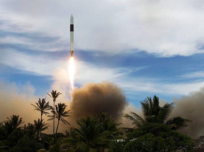 Ракета SpaceX Falcon 1 поднимается в воздух с острова в Тихом океане 14 июля, унося с собой в космос Малазийский спутник RazakSAT. Этот запуск стал первым успешным для компании SpaceX (Калифорния), которая смогла выгрузить на орбиту свой научный груз. Компания SpaceX была основана миллионером Элоном Маском для легкого доступа в космос. (SpaceX)