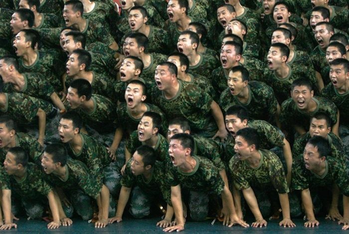 Забавные китайские солдаты (12 фото)