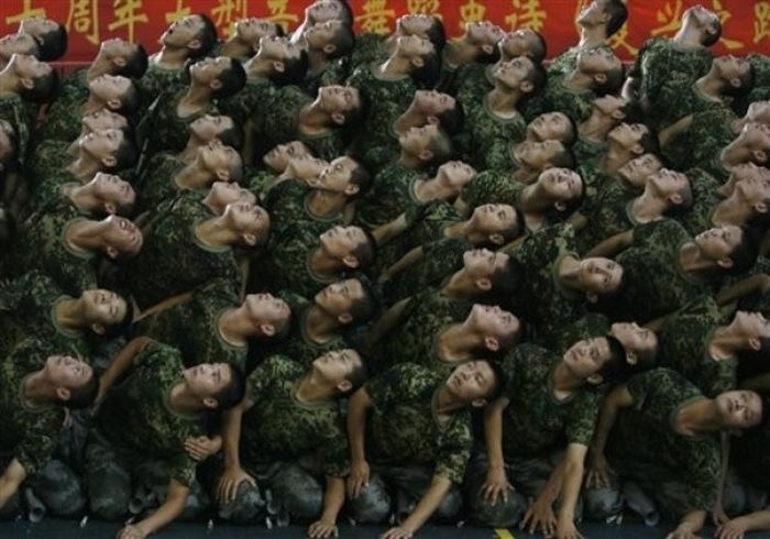 Забавные китайские солдаты (12 фото)