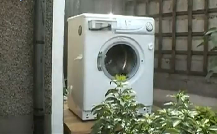 Что будет, если в стиральную машину засунуть кирпич? (видео)