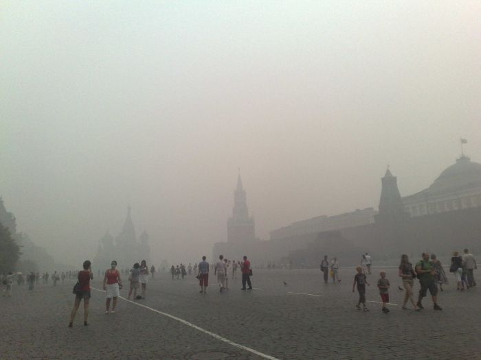 Москва начала новую рабочую неделю в дыму (28 фото)