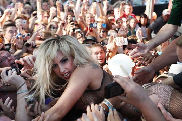 Lady Gaga прыгнула на толпу фанатов во время концерта (17 фото+видео)
