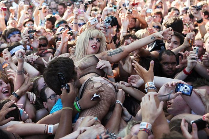 Lady Gaga прыгнула на толпу фанатов во время концерта (17 фото+видео)