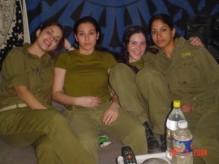 Оскал военных израильских женщин (16 фото)
