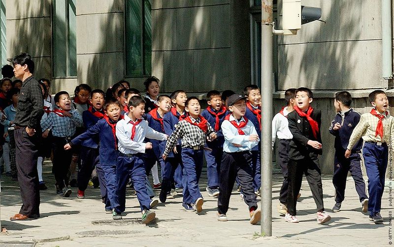 Закончу эту подборку замечательной фотографией мальчишек на улице Пхеньяна. Может быть, это поколение доживет до той поры, когда коммунистический режим развалится и Корея снова станет единой?
