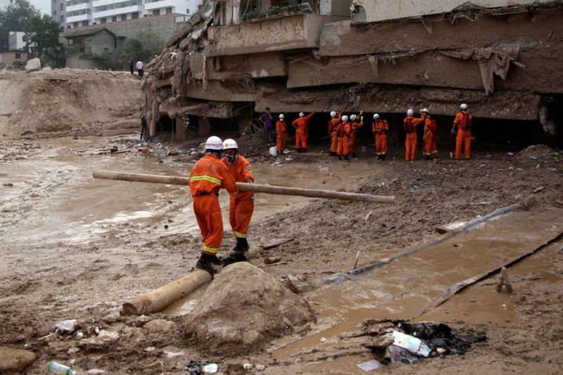 Более тысячи человек погибли из-за оползней в Китае (16 фото)