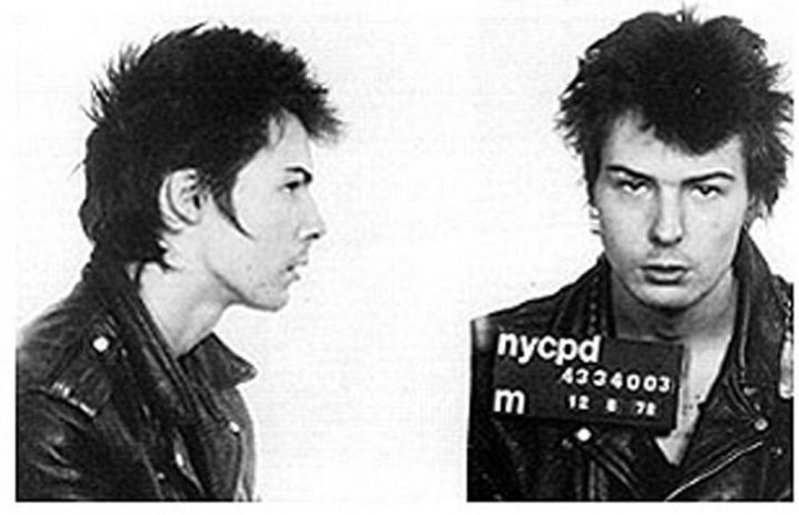 В октябре 1978 года Сид Вишес, басист группы «Sex Pistols», был арестован полицией Нью-Йорка за убийство своей подруги Нэнси Спанджен. Вишес умер от передозировки наркотиков до того, как предстать перед судом. (NYPD)