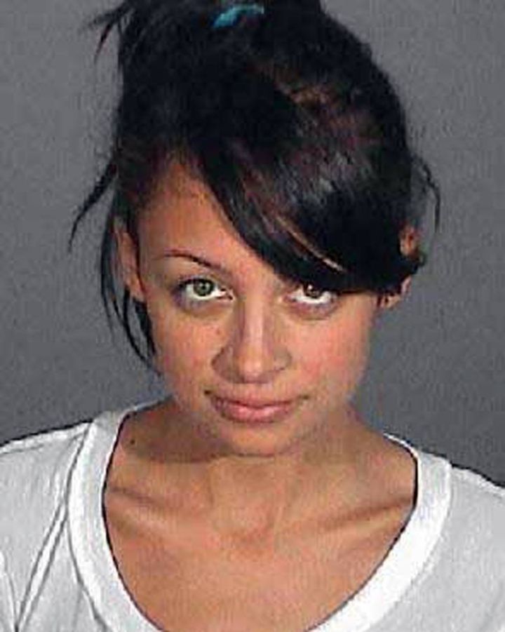 Николь Ричи арестовали 11 декабря 2006 года за вождение в нетрезвом виде в Глендэйле, штат Калифорния. Офицеры дорожной службы арестовали звезду телешоу «Простая жизнь» без сопротивления после того, как она не прошла тест на трезвость. (Glendale Police Department)