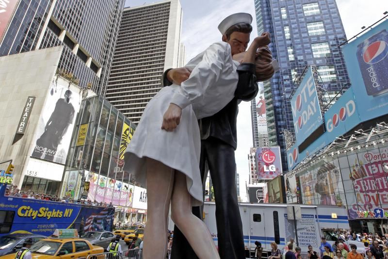 Сейчас неподалеку оттого места на Таймс сквер, на котором произошел исторический поцелуй, стоит статуя, повторяющая сюжет фотографии. UPI/John Angelillo