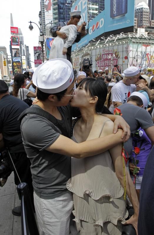14 августа 2010 года сотни пар со всего мира повторили “Долгий поцелуй” на Таймс Сквер. UPI/John Angelillo