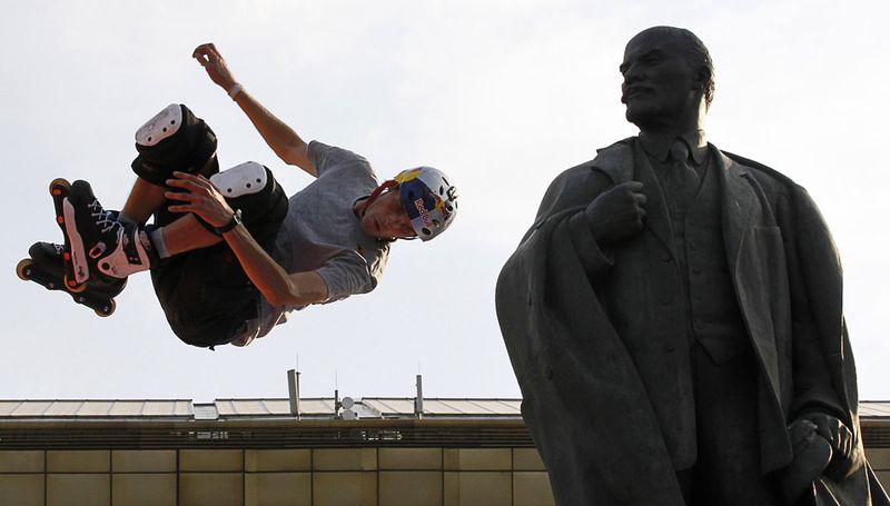 Участник Чемпионата Европы по катанию в рампе, проходивший в Москве 31 июля, на фоне памятника Владимиру Ленину. (REUTERS/Tatyana Makeyeva)