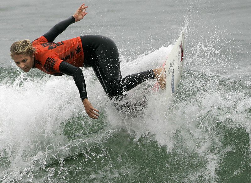 Стефании Гилмор разрезает волны во время своей попытки на открытом чемпионате США по серфингу 2 августа в Калифорнии. (AP Photo/Adam Lau)