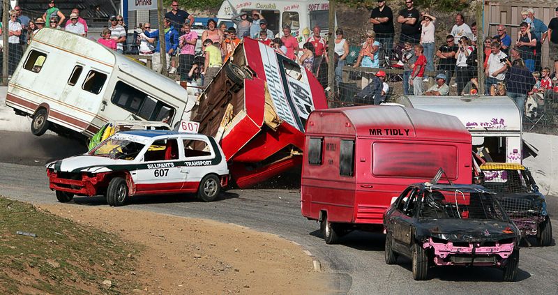 Столкновение передвижных домов на колёсах во время ежегодной благотворительной гонки «Cornish Caravan Chaos» в Англии, 8 августа. (Matt Cardy/Getty Images)