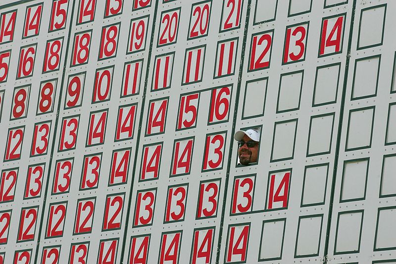 Судья, отвечающий за подсчет очков, наблюдает за ходом финального раунда турнира «Twin Cities» по гольфу в Миннесоте 8 августа. (Michael Cohen/Getty Images)