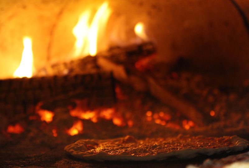 4. Температура в печи может достигать 482 градусов по Цельсию. Пицца готовится за 90 секунд. (Steve Russell - Staff Photographer)