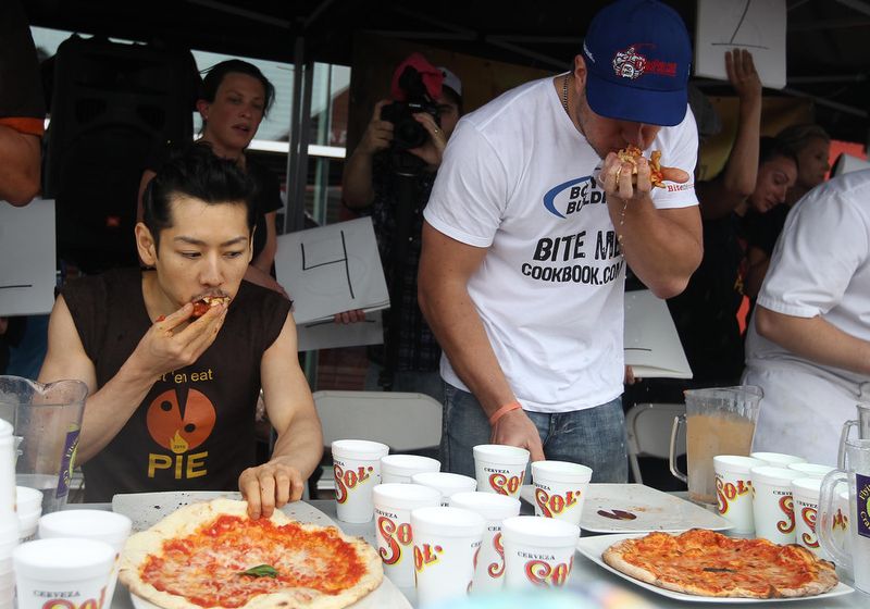 7. Меньше чем за минуту Такеру Кобаяши и Яростный Пит съели свою первую пиццу. (Steve Russell - Staff Photographer)