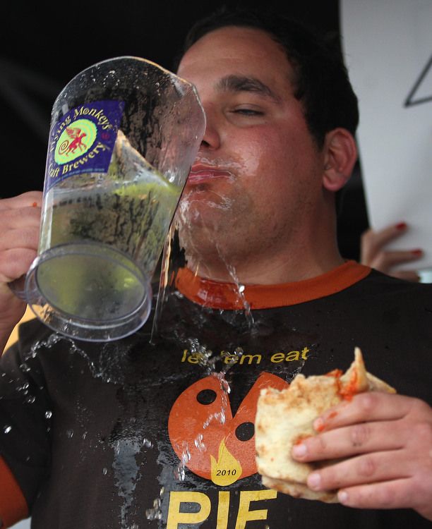 8. Джузеппи Гиглиотти запивает пиццу водой. (Steve Russell - Staff Photographer)