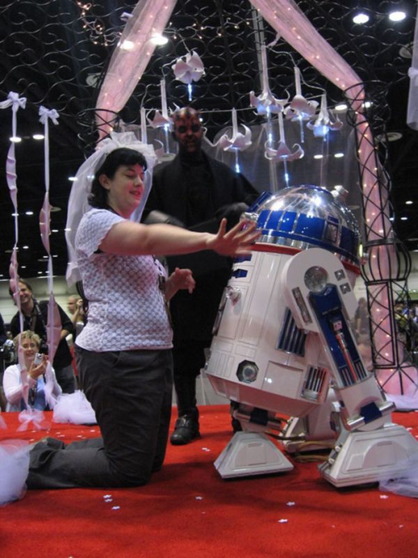 “Смотрите, ребята, на R2-D2, и стыдитесь! У него перед вами куча преимуществ. Во-первых, встроенный GPS-навигатор – он никогда не потеряется. Во-вторых, он любит танцевать. И в конце концов, у него больше гаджетов, чем у Джеймса Бонда!”