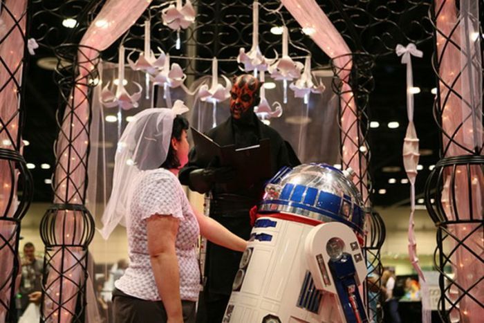 В США женщина вышла замуж за робота (10 фото)