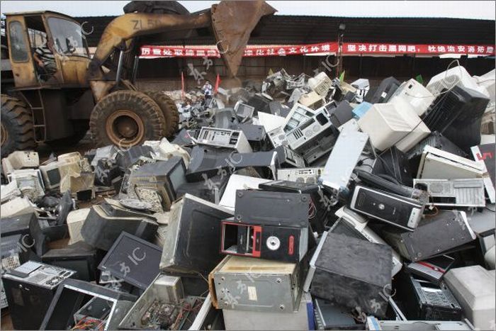 Уничтожение компьютеров в Китае (9 фото)