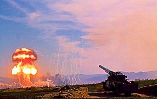 2. Атомная Энни  «Атомная Энни», она же М65, — монструозная пушка 25-метровой длины для стрельбы ядерными снарядами. Заряжай, целься, пли — почему бы и нет? Не оставлять же старых артиллеристов без работы во время Третьей Мировой, пока летчики бомбят Челябинск или Сочи.