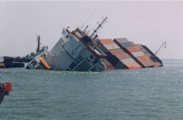 Морские аварии и всевозможные курьезы (58 фото)