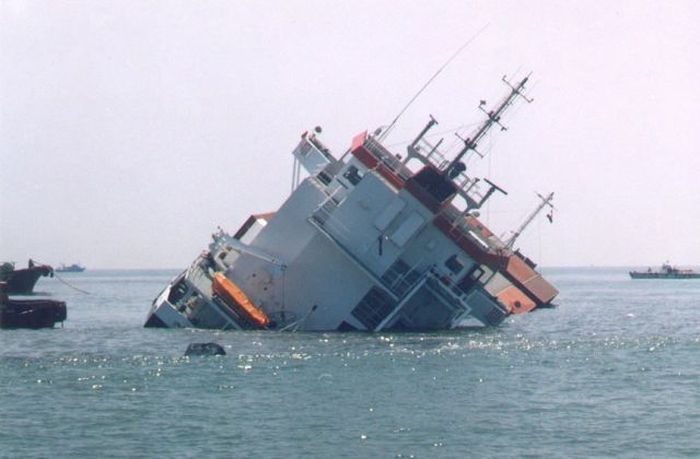 Морские аварии и всевозможные курьезы (58 фото)