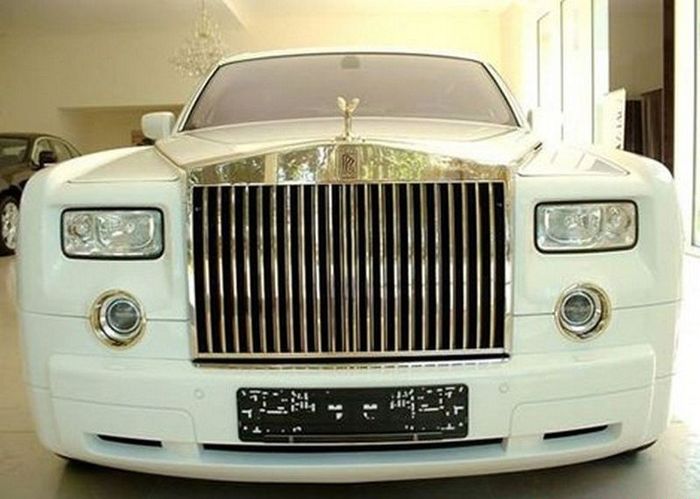 Бронерованный Rolls-Royce Phantom покрыли золотом (5 фото)