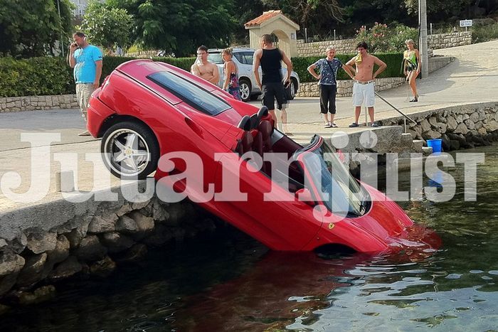 Утопили Ferrari (12 фото)