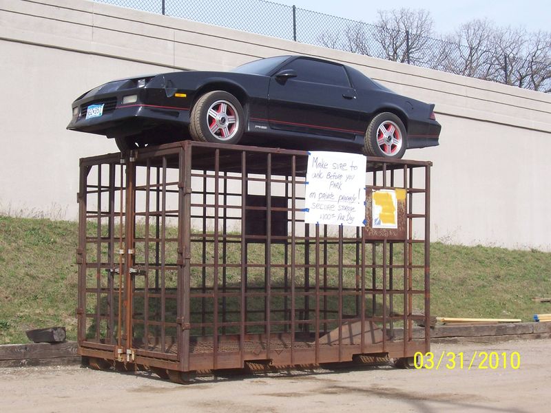 Предупреждай прежде чем паркуешь на частной земле! (4 фото)