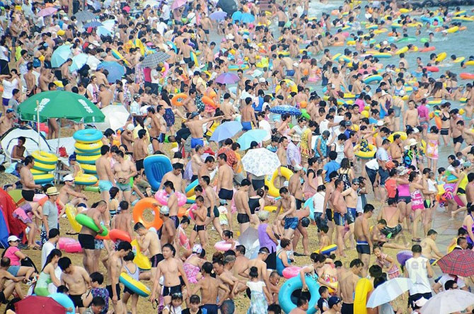 Пляжный сезон в Китае (8 фото)
