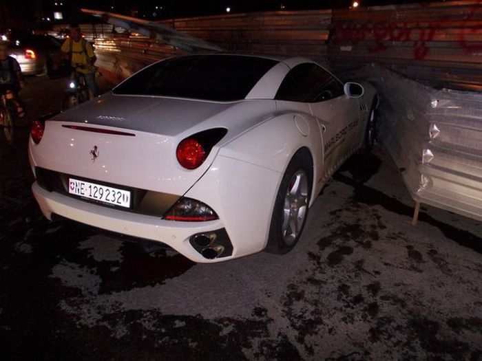 В Самаре блондинка разбила Ferrari (4 фото)