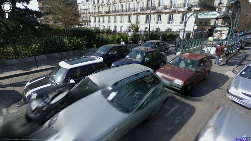 Какой автомобиль стоит у метро в центре Парижа? (4 фото)