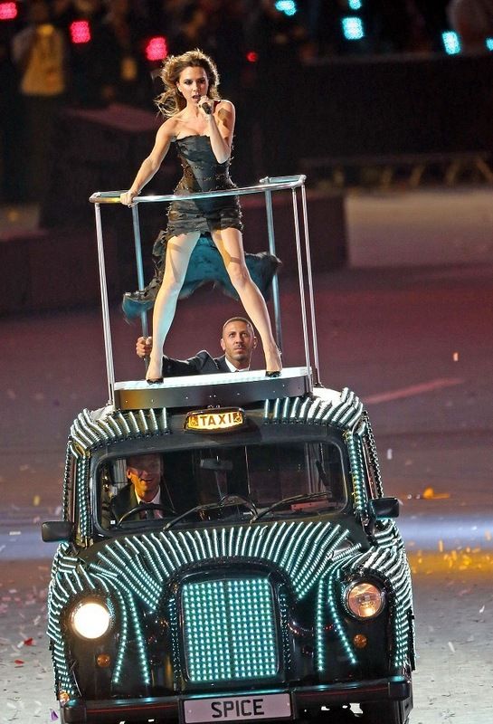 Виктория Бекхэм выступает на церемонии закрытия Олимпийских игр в Лондоне (12 фото)