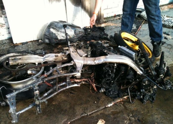 Поставил свою Honda к стеночке, она и сгорела к чертям (3 фото)