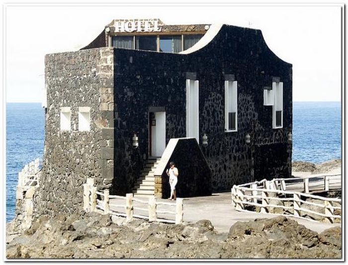 Самый миниатюрный отель в мире (7 фото)