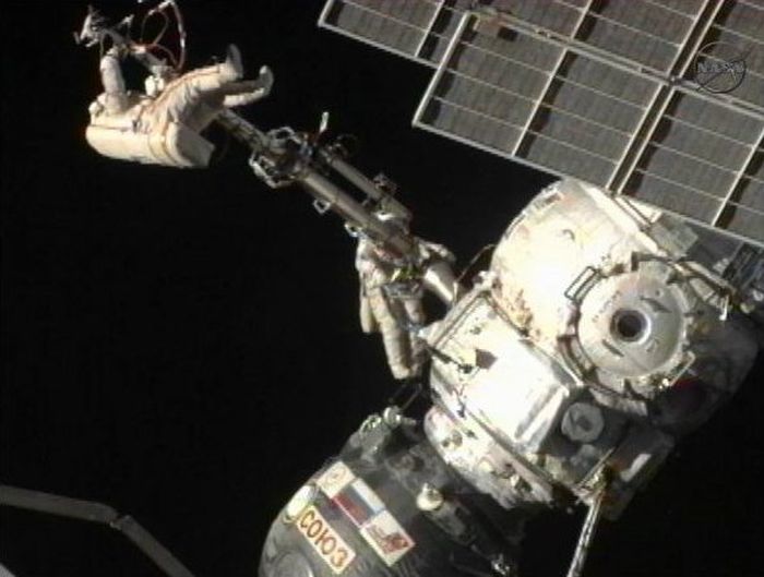 Российские космонавты в открытом космосе (видео + текст)