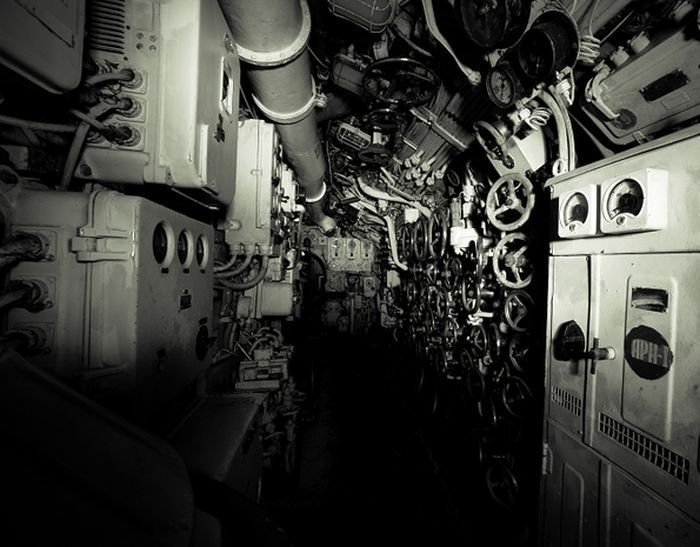 Заброшенная подводная лодка (21 фото)