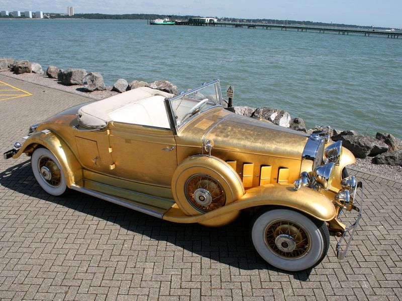 золотой автомобиль 
