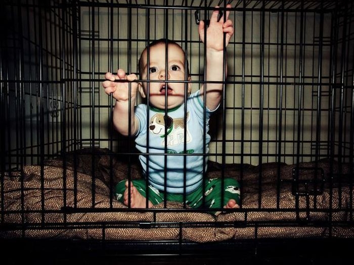 Забавные фотографии детей в клетках (30 фото)