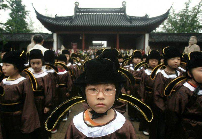 Дети в китайском городе Нанкин начинают учебный год 31 августа, собравшись в традиционных костюмах у храма Конфуция.