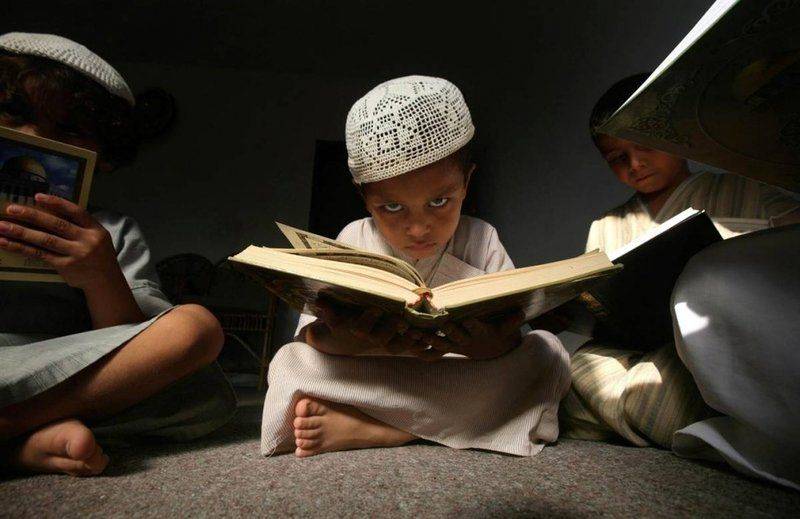 Палестинские дети читают Коран в мечети в городе Газа на 29 августа во время священного месяца Рамадан. Мусульмане всего мира отмечают самый священный месяц в исламском календаре, воздерживаясь от еды, питья и курения от рассвета до заката.