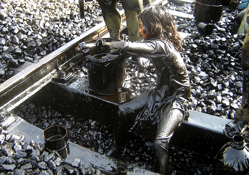 Девочка собирает нефть, которая вылилась из цистерны после столкновения двух грузовых поездов около Хайдарабада, Пакистан в пятницу. По сообщению официальных источников, по меньшей мере, пять человек получили ранения.