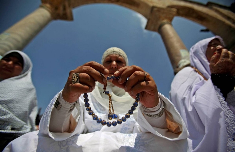 Палестинка с четками во время пятничной молитвы в мечети аль-Акса в Старом городе Иерусалима, 4 сентября.