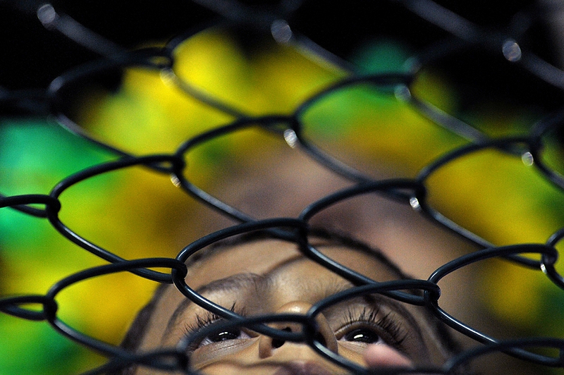 Молодой футбольный болельщик на матче своей сборной против команды Чили на кубке Южной Африки 2010 в Сальвадоре, Бразилия, в среду. Сборная Бразилии выиграла со счетом 4-2.