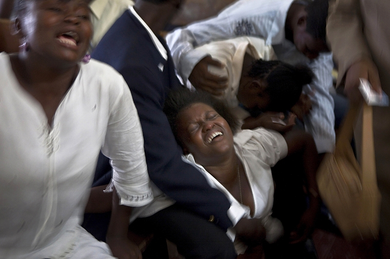 Родственники студента Эдмона Даллуса, который был убит во время столкновений с полицией 25 августа, на его похоронах в Порт-о-Пренс на Гаити. Студенты бросали камни в полицейских и жгли машины ООН в знак протеста против изменений в учебных программах и за повышение минимальной заработной платы в стране.